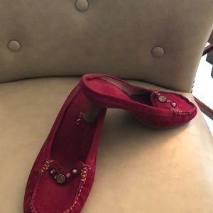 Cute fuchsia color step in heels!